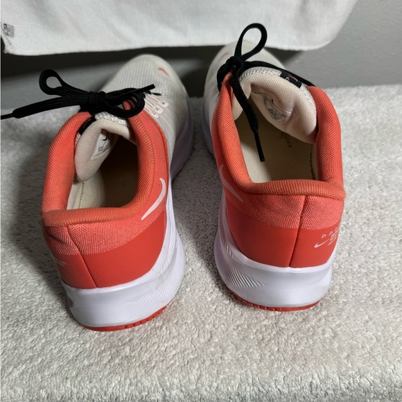 NIKE WOMEN QUEST size 9.5 has an orange/pink tone to it - Picture 8 of 9